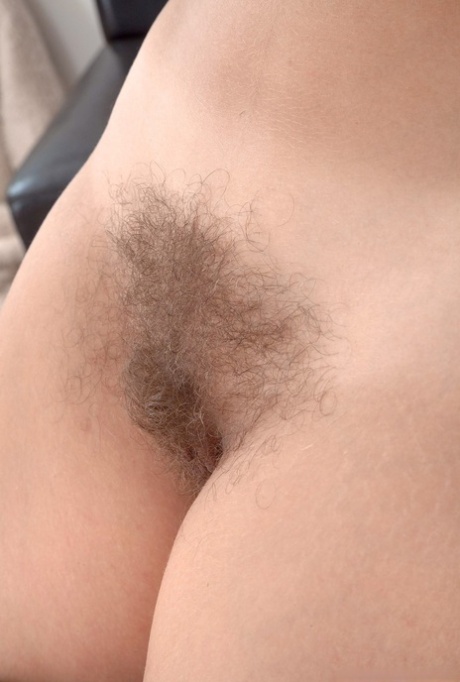 Den tykke blondine Ulrikke har et ubarberet look, mens hun blotter sin store hvide numse