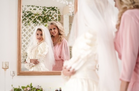 Carolina Sweets er udstyret med et strømpebånd før et lesbisk bryllup med Julia Ann