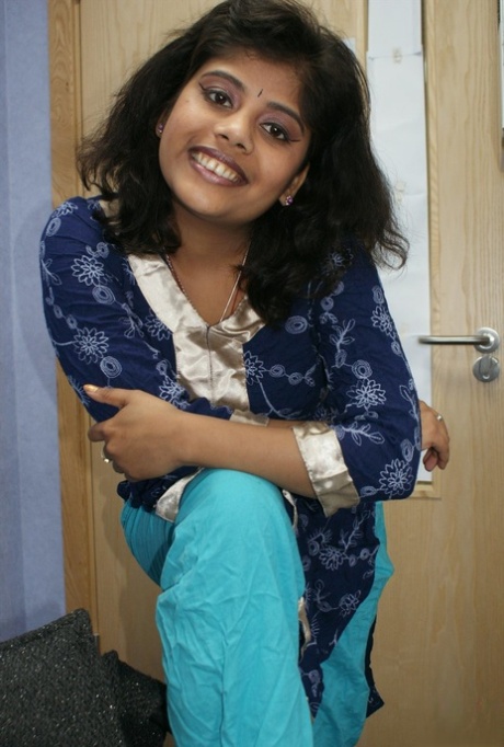 Chubby Indian female Rupali strips naked for a softcore shoot