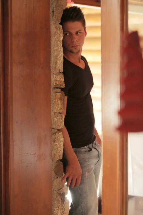 Mooi blond meisje wordt geneukt nadat ze geil wordt van het lezen van een romantisch boek