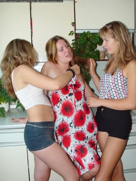 Kåta tonåringar med fantastiska rumpor klär av sig och kysser varandras musslor i köket