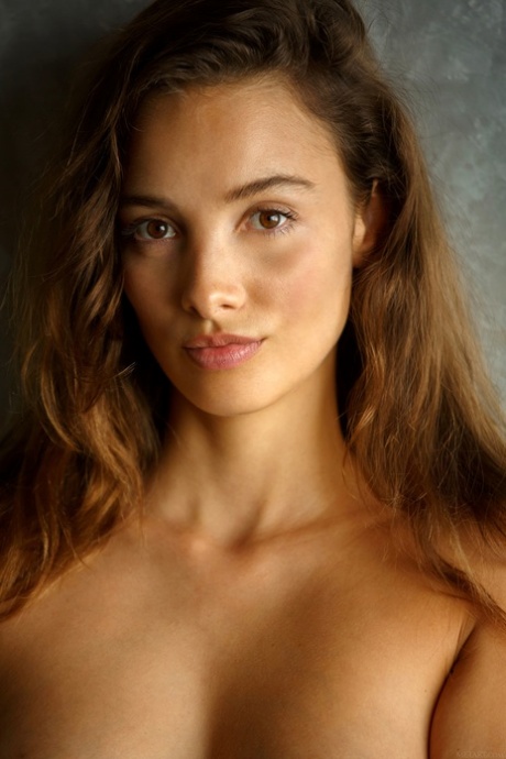 ゴージャスなベイビー、カリプソが大きなブーツと甘いティーンエイジャーのおっぱいを見せつける