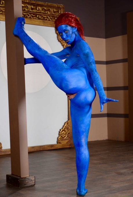 Cosplay-Hottie Nicole Aniston zeigt ihre phänomenalen Kurven, während sie nackt posiert