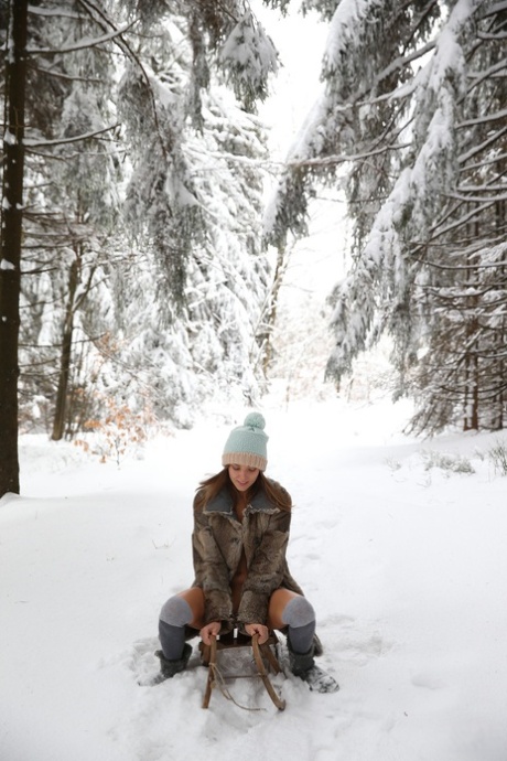 Slender glamorous babe Clover teasing nude outdoors in the snow