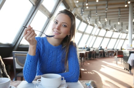 Slender glamorous babe Clover teasing nude outdoors in the snow