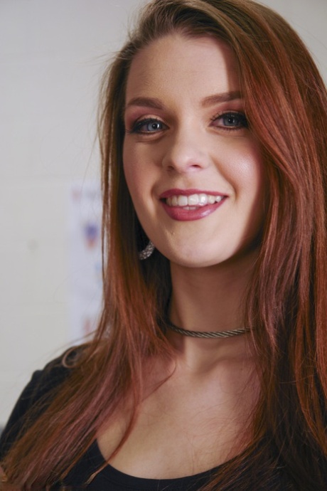 Sexig babe med små bröst Nora Riley blir knullad av tranny doc Empress Taryn