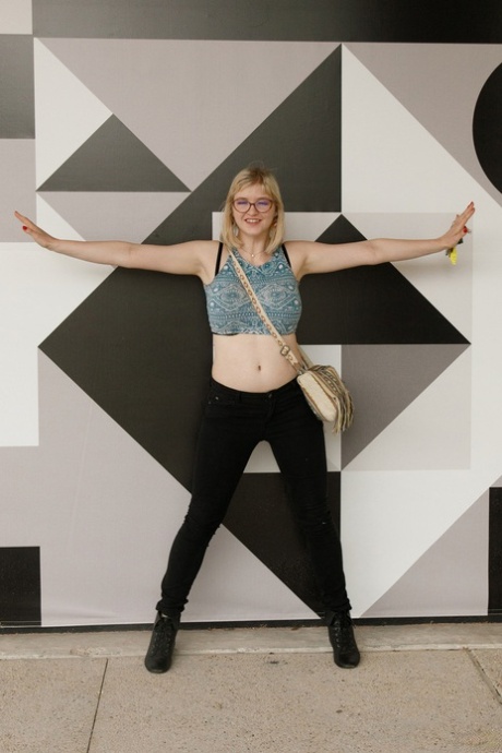 Alluring blonde Vicky Chandler exposes her big booty & her juicy tits