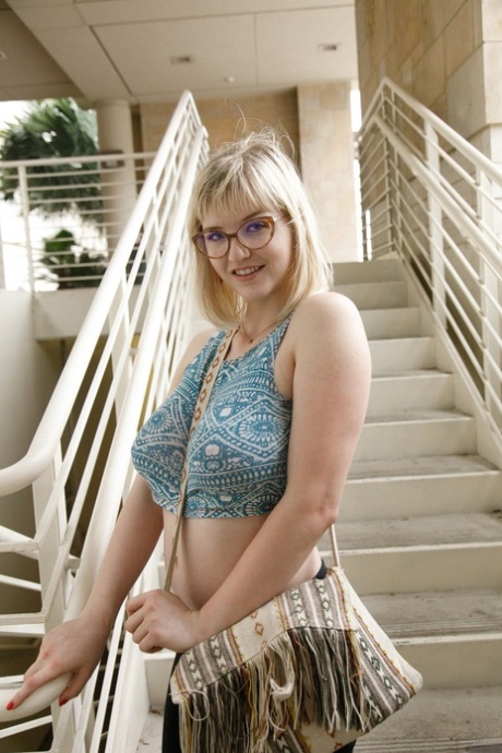 Alluring blonde Vicky Chandler exposes her big booty & her juicy tits