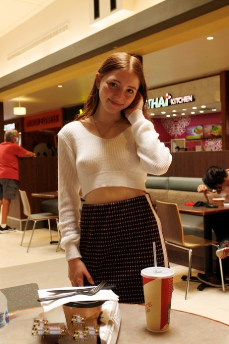 Сексуальная крошка Майра Гласфорд демонстрирует свою попку и сиськи перед стриптизом в машине