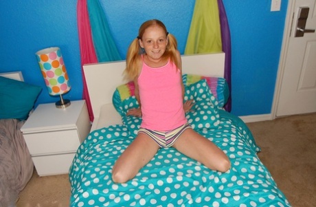 Dygtig teenager med pigtails Alyssa Hart griber en kæmpe pik og masserer den