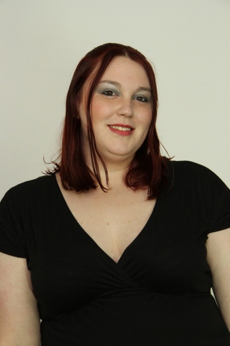 Nadržený baculaté amatérské Ava Glory doffs její černé šaty a představuje nude