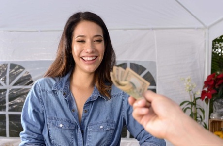 Die schöne Bäuerin Eva Lovia wird auf dem Gemüsemarkt überfallen